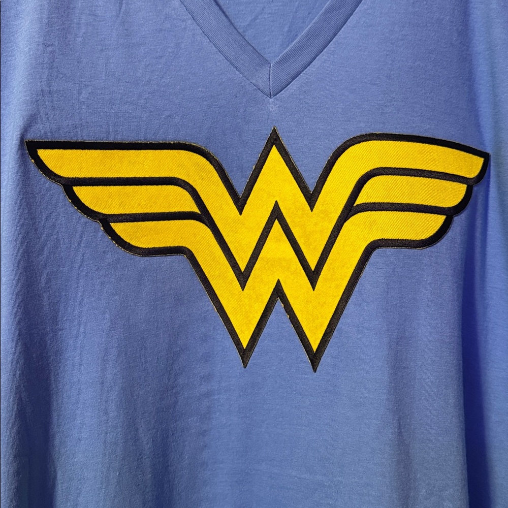 Wonder Woman Custom Calvin Klein Classic Fit V-Neck Size XL - Picture 4 of 7